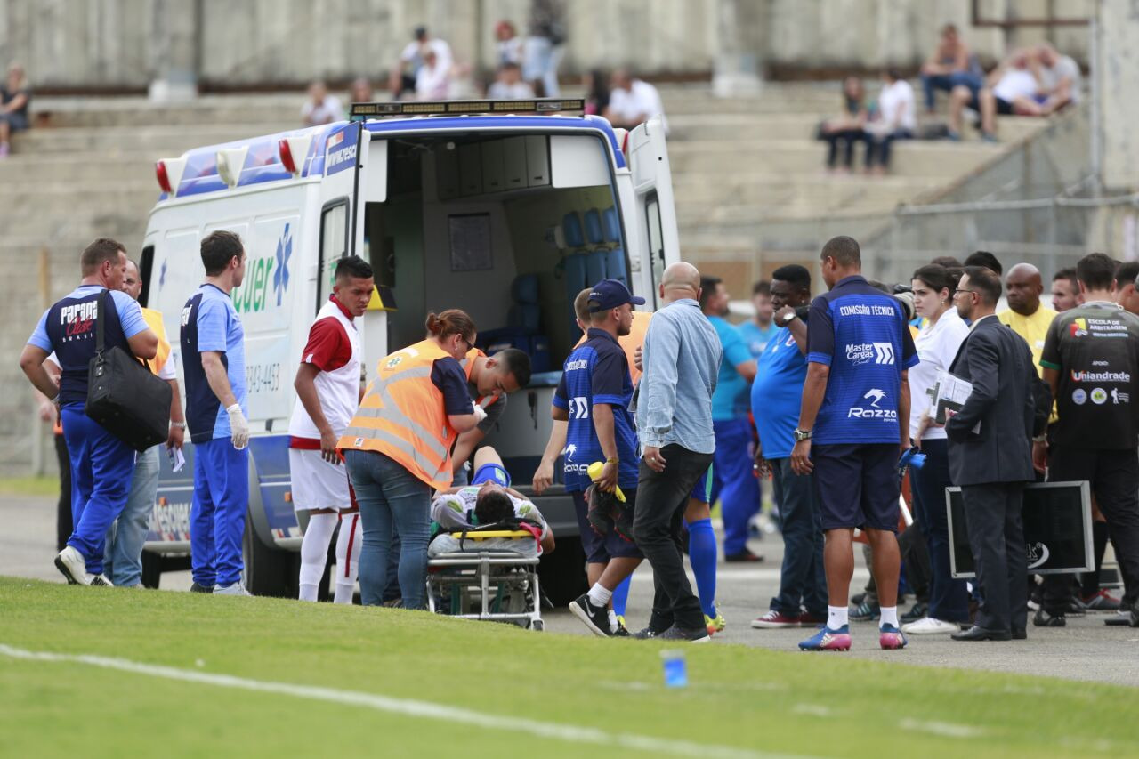 Jogador do Prudentópolis foi encaminhado ao Hospital Cajuru. Foto: Marcelo Andrade.