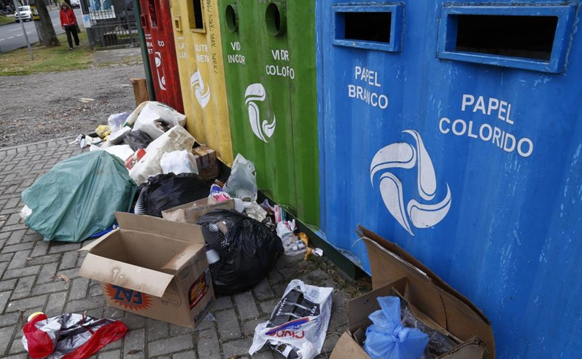 O projeto prevê que o cidadão leve o lixo reciclável produzido até o ponto de coleta, mas claramente não está dando certo. Fotos: Aniele Nascimento.