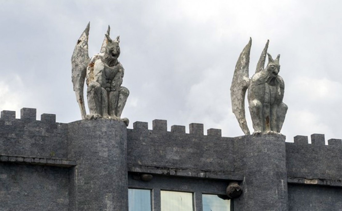 O castelo quebra a paisagem da ruazinha estreita de terra em um lugar afastado de Campo Largo. Fotos: Daniel Caron.