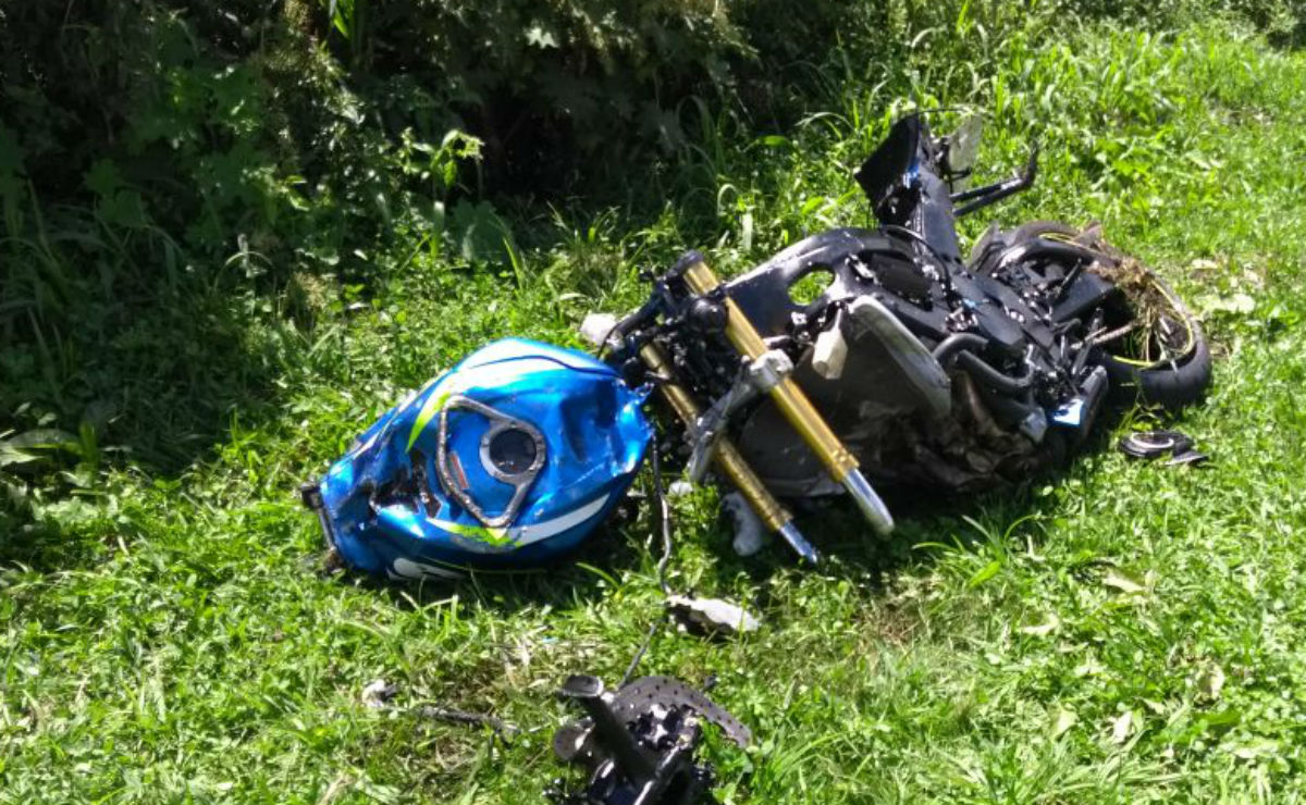 Motocicleta ficou completamente destruída após a colisão. Foto: Lineu Filho