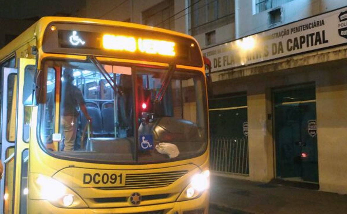 Na noite de quinta-feira (1º), um homem de muleta participou do arrastão do ônibus da linha Petrópolis/Ouro Verde. Foto: Divulgação/Sindimoc. Fotos: Divulgação/Sindimoc.