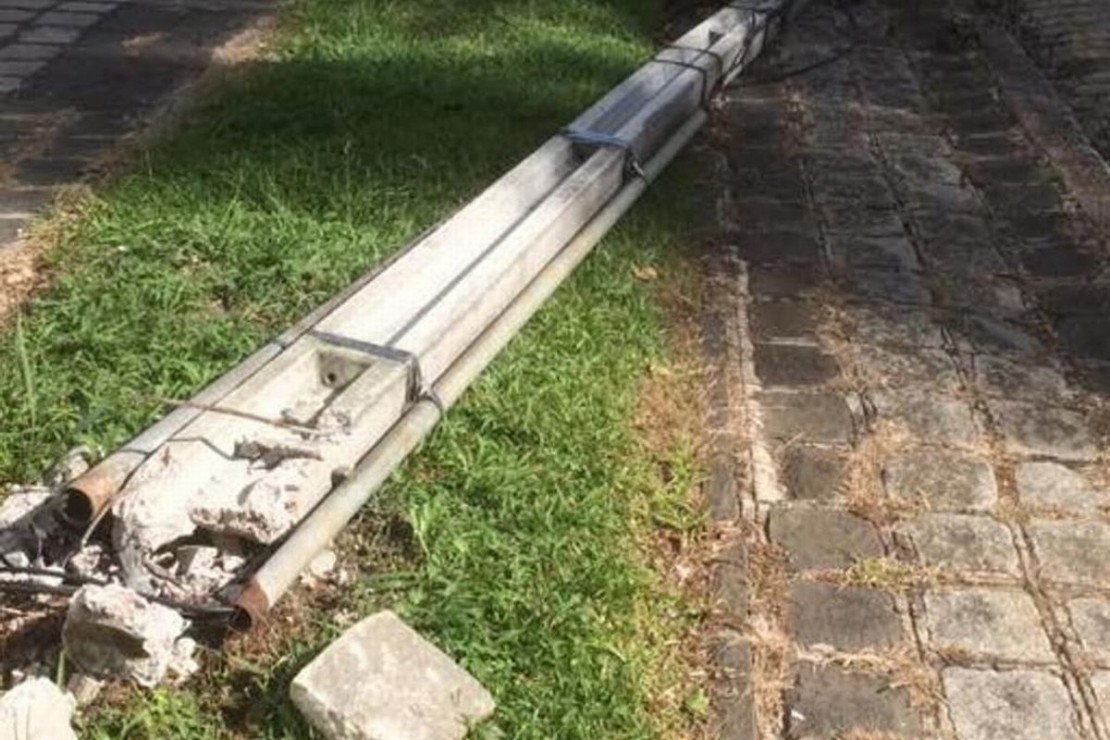 Poste caiu na segunda-feira e não consertado. Foto: Colaboração