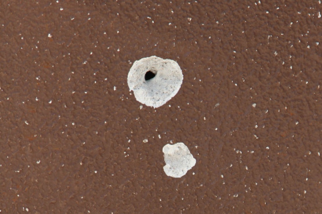 Um dos tiros atingiu a parede de comércio. Foto: Gerson Klaina.