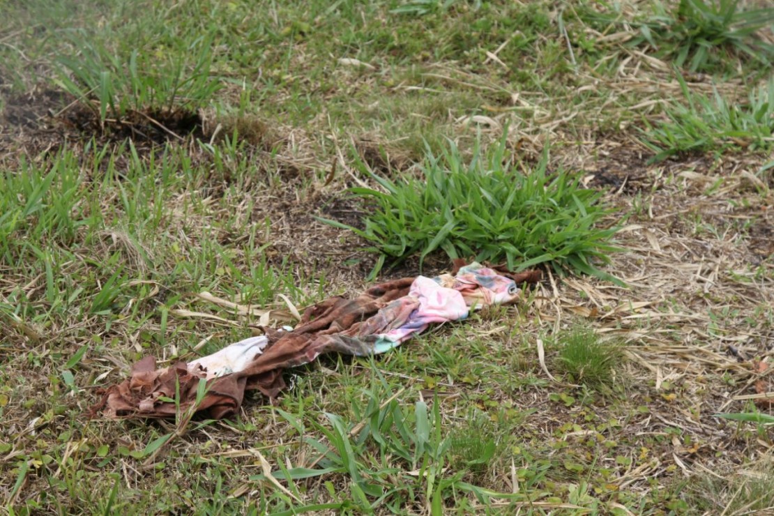 Roupa carregada pelo cachorro ajudou que pedreiros achassem o corpo. Foto: Gerson Klaina.