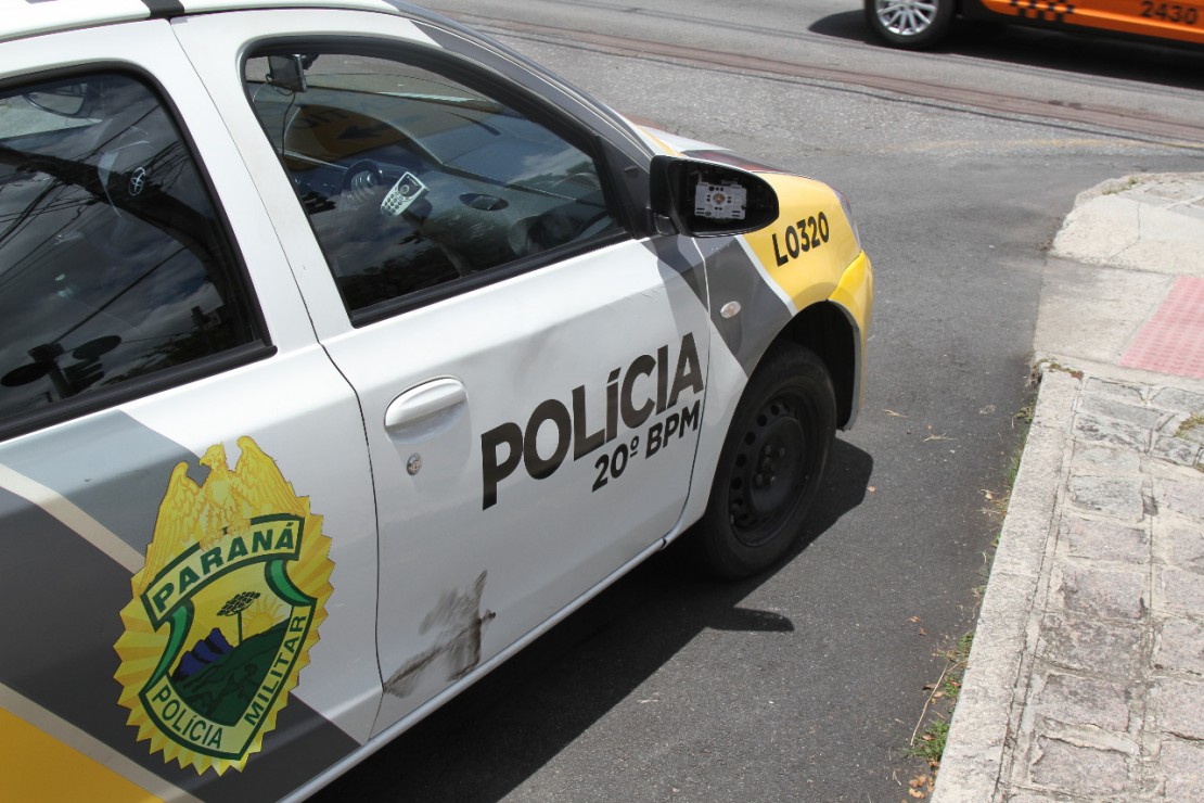 Na fuga, bandido colidiu e atirou contra o pneu da viatura. Foto: Gerson Klaina.