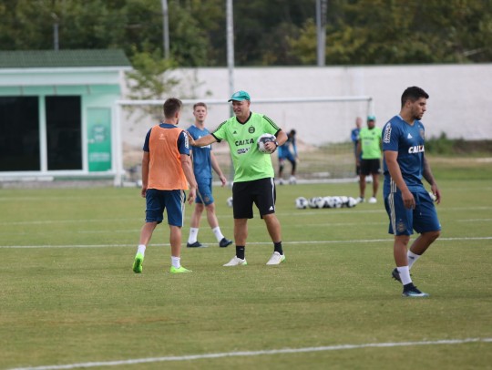 Sandro orienta Matheus Galdezani no treino de quinta-feira (1). Foto: Divulgação/Coritiba FC