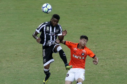 Matheus Rossetto na briga com Rafael Carioca. Foto: LC Moreira/Estadão Conteúdo