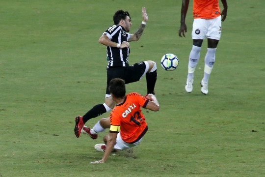 Paulo André sofreu na marcação de Andrigo. Foto: LC Moreira/Estadão Conteúdo