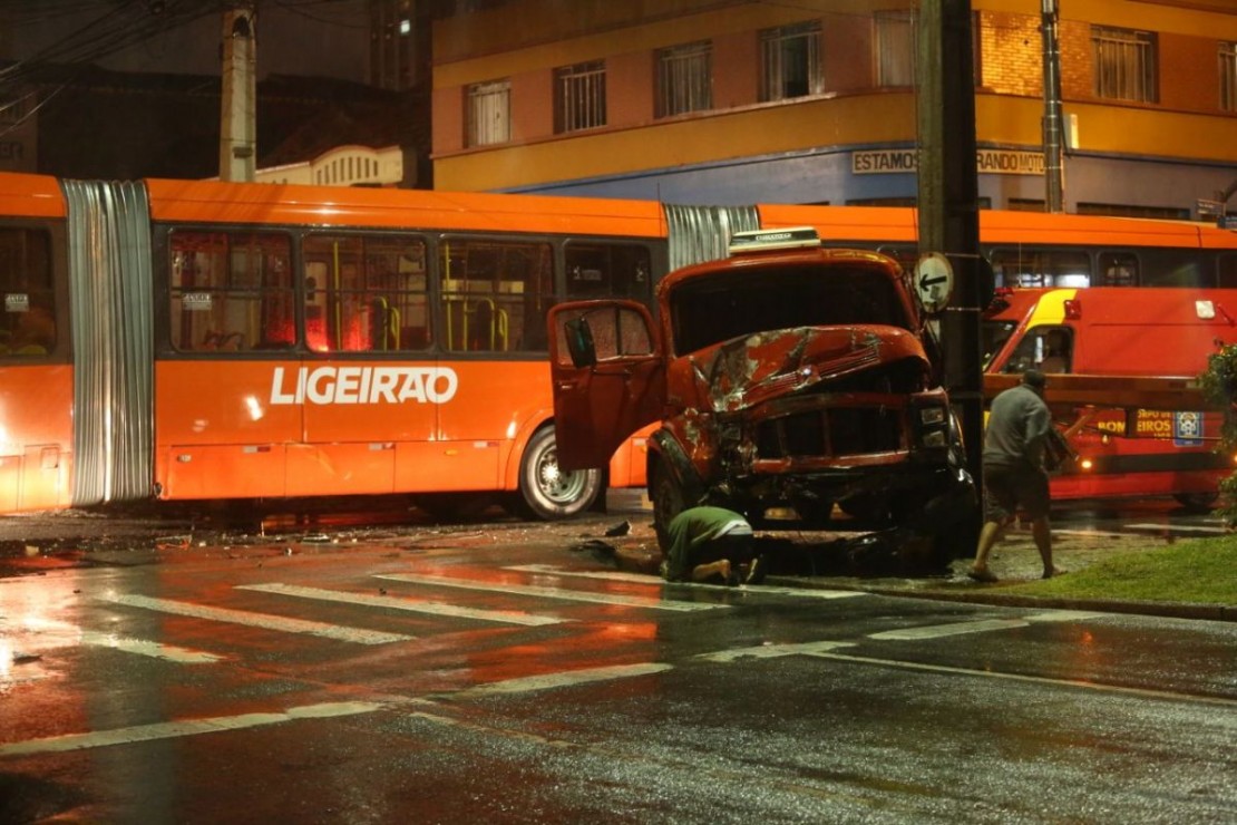 Acidente fechou as duas pistas da Visconde de Guarapuava. Foto: Lineu Filho