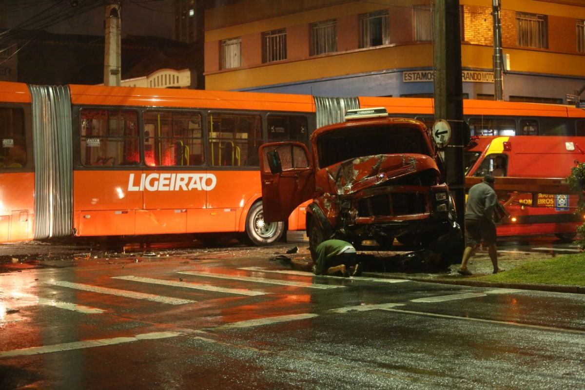 Acidente fechou as duas pistas da Visconde de Guarapuava. Foto: Lineu Filho