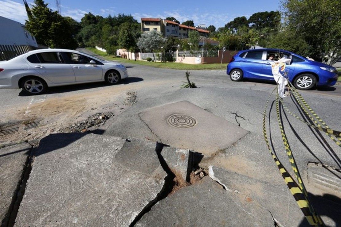 Buraco se abriu em esquina das Mercês. Foto: Aniele Nascimento