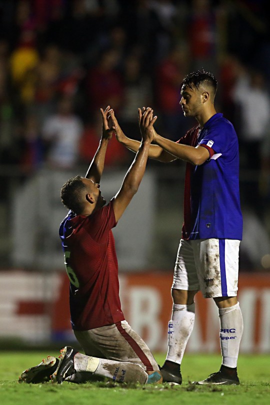Mansur e Leandro Vilela mostram a dimensão da vitória para o Tricolor. Foto: Albari Rosa