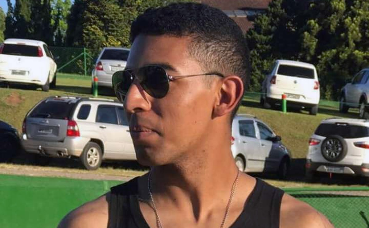 Caio teria invadido a faixa contrária e colidiu na lateral do caminhão. Foto: Reprodução/Facebook.