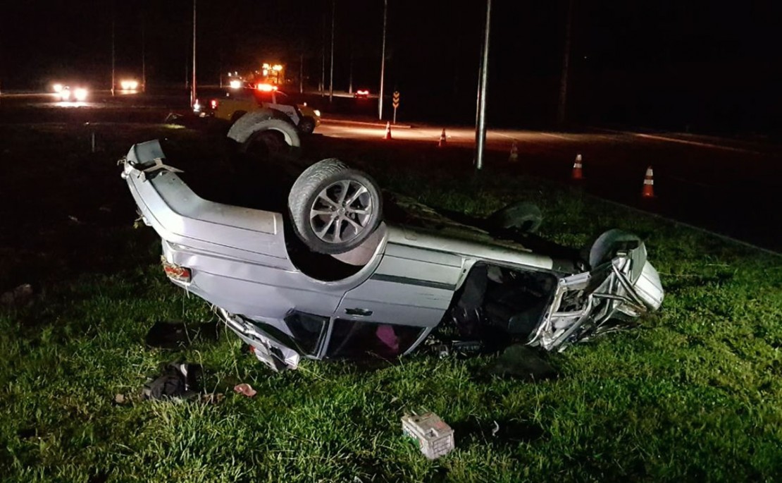 Ao perder o controle da direção, o homem capotou e uma das pessoas foi ejetada do carro. Foto: Divulgação/PRE.