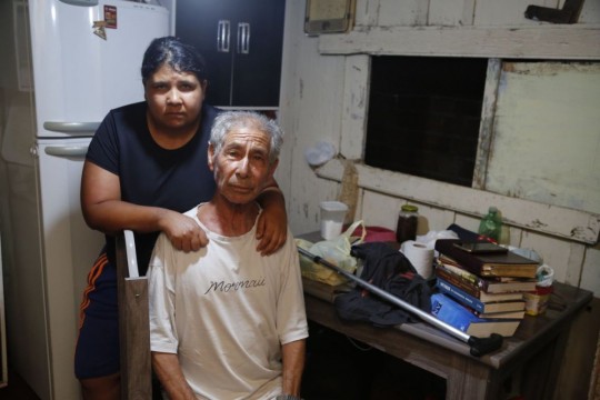 Jacqueline com o pai, Durvalino, que se recupera de um AVC e precisou ser retirado às pressas de casa no sábado. Foto: Marco Cherneski