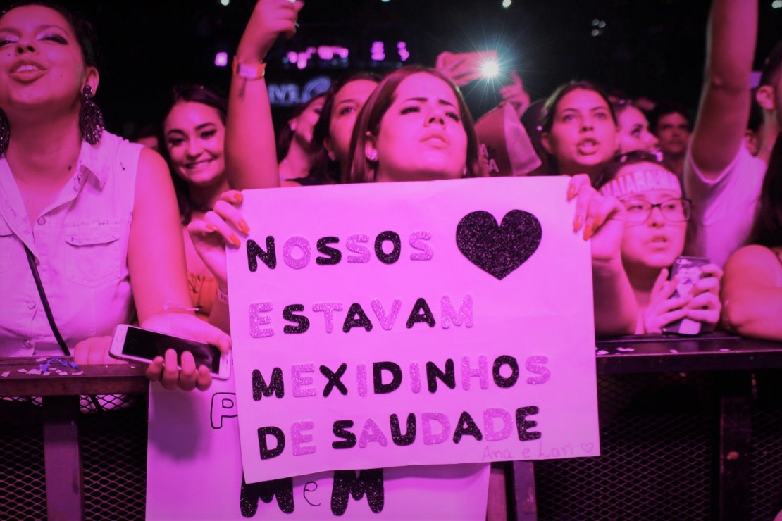 Larissa ficou na grade e cantou todas. Foto: Lucas Sarzi.