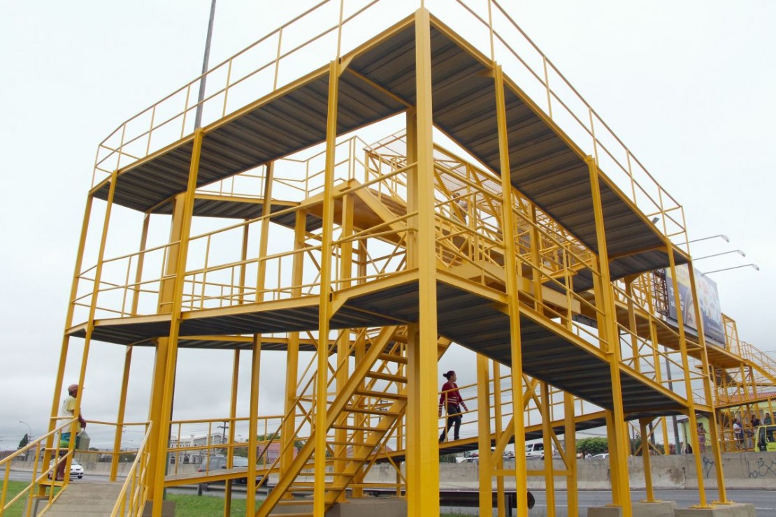 Instalação de passarela bloqueia BR-277 em São José dos Pinhais. Foto: Átila Alberti