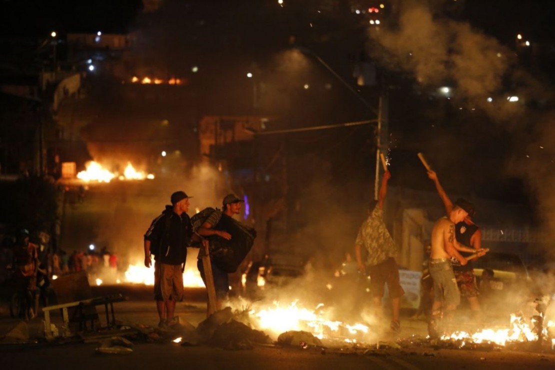 Moradores do Parolin protestam após ter casas alagadas pela chuva do final de semana. Foto: Marco Charneski