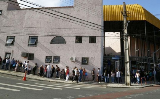 Mutirão causa fila gigante na Rua da Cidadania do Boa Vista! Foto: Aniele Nascimento/Gazeta do Povo.