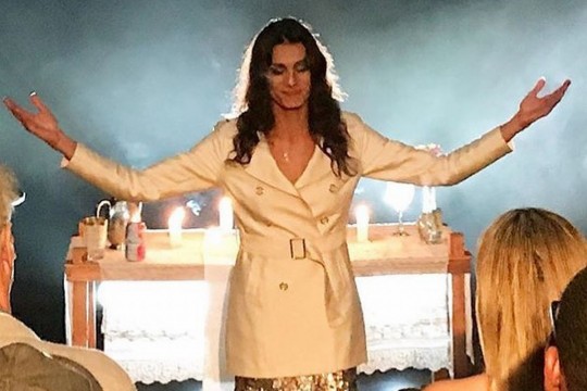 Renata Carvalho interpreta uma travesti na peça 'O Evangelho Segundo Jesus". Foto: Reprodução/Instagram
