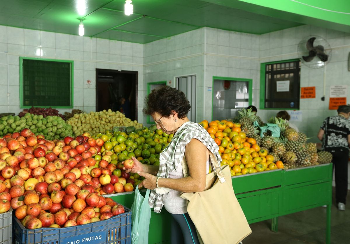 Sacolões da Família dão 20% de desconto na antevéspera do aniversário de Curitiba. Foto: Giuliano Gomes
