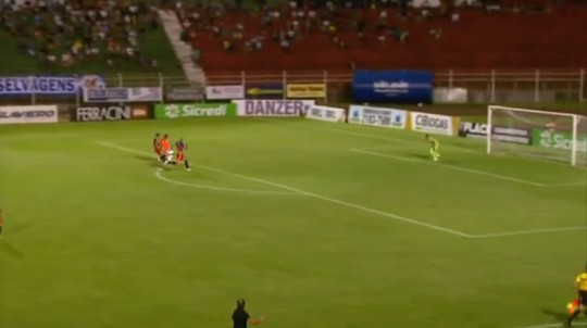 A polêmica da rodada foi nesse lance. O árbitro Rodolpho Toski Marques deu pênalti em Ederson. Foto: Reprodução/RPC