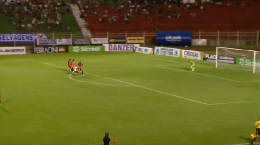 A polêmica da rodada foi nesse lance. O árbitro Rodolpho Toski Marques deu pênalti em Ederson. Foto: Reprodução/RPC