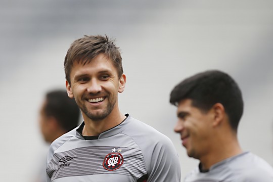 Paulo André e Pavez devem jogar juntos na defesa atleticana. Foto: Albari Rosa