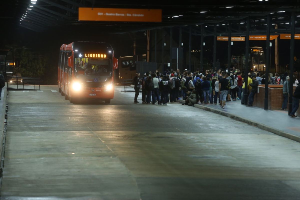 Veículos da nova linha ficaram parados na estação central e viagem chegou a demorar 2h30. Foto: Lineu Filho