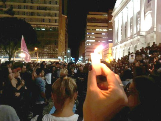 Vigília foi nas escadarias do prédio histórico da UFPR. Foto: Cecília Tümler