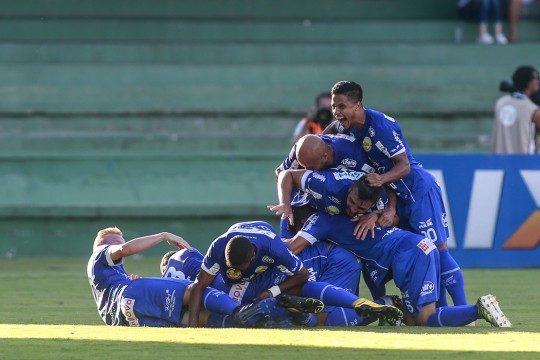 A pirâmide de jogadores do Foz após o golaço de Matheus Olavo. Foto: Marcelo Andrade
