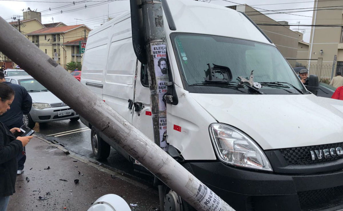 Com a batida, um dos veículos acabou derrubando um poste de iluminação pública também. Foto: Colaboração