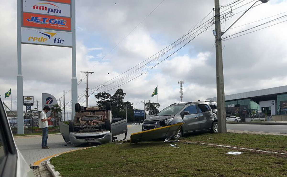 No Tatuquara, o capotamento aconteceu na Rua Jovenilson Américo de Oliveira. Foto: Colaboração
