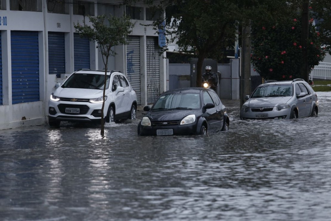Chuva alagou as ruas e complicou o trânsito. Foto: Átila Alberti