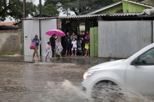 Crianças precisaram procurar abrigo para escapar da chuva forte. Foto: Albari Rosa
