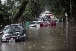 Chuva alagou diversas ruas em Curitiba. Foto: Albari Rosa