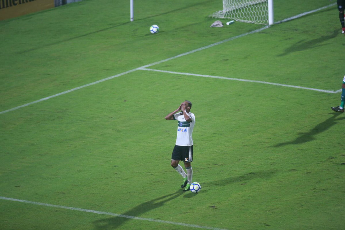 Alecsandro lamenta: Coxa está eliminado em casa. Foto: Marcelo Andrade