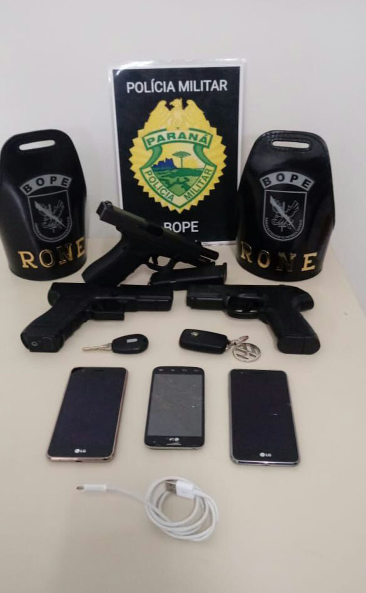 Três armas foram apreendidos com os bandidos. Foto: Divulgação/PM-PR