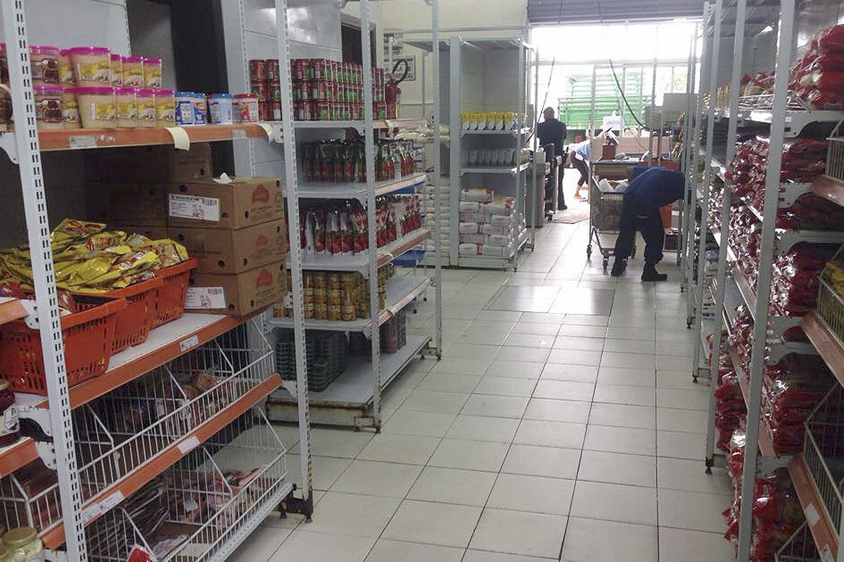 Armazém da Família do Parolin foi alvo de saqueadores no domingo. Foto:Roberto Couto/SMAB