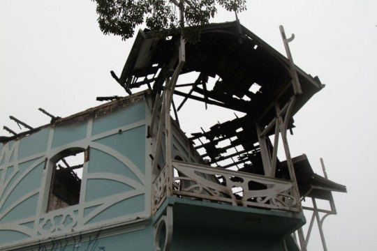 Chamas destruíram a cobertura e parte do segundo andar do edifício. Foto: Gerson Klaina