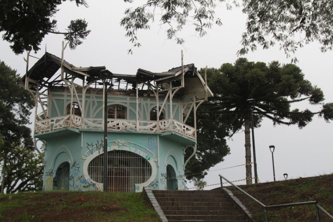 Fogo destruiu a cobertura do Palácio Belvedere em dezembro. Foto: Gerson Klaina