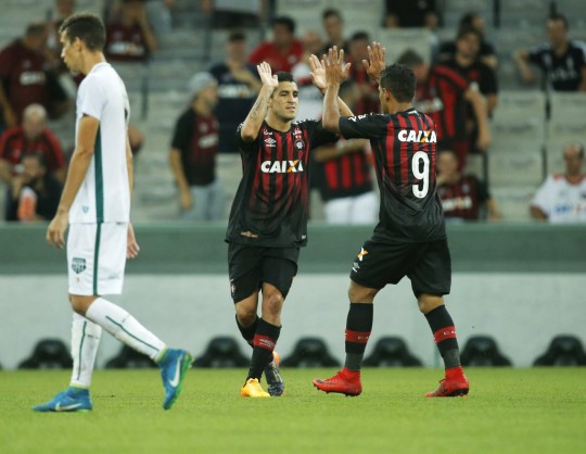Marcinho, que fez dois gols, recebe o cumprimento de Ederson, que fez outros dois. Foto: Lineu Filho