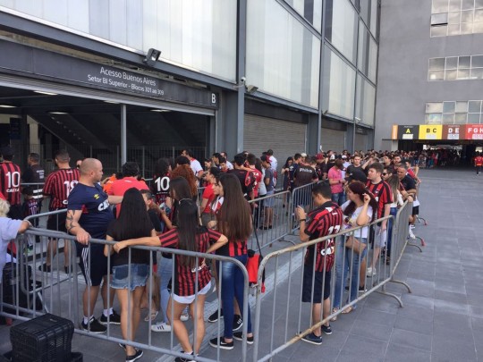Ontem teve fila na Arena para a homenagem a Ziquita. Foto: Sérgio Tavares/GloboEsporte.com