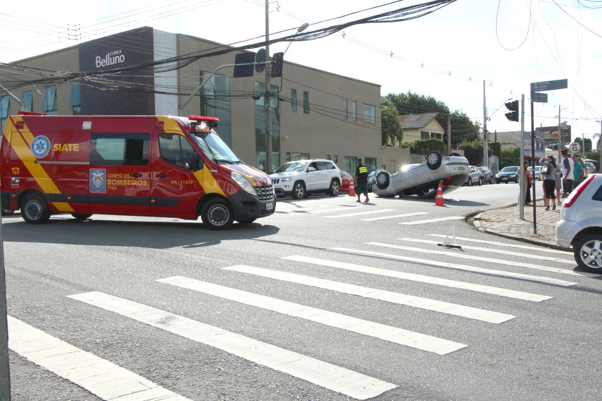 Colisão seguida de capotamento na esquina das rua Vicente Machado com a rua Jeronimo Durski. Foto: Átila Alberti