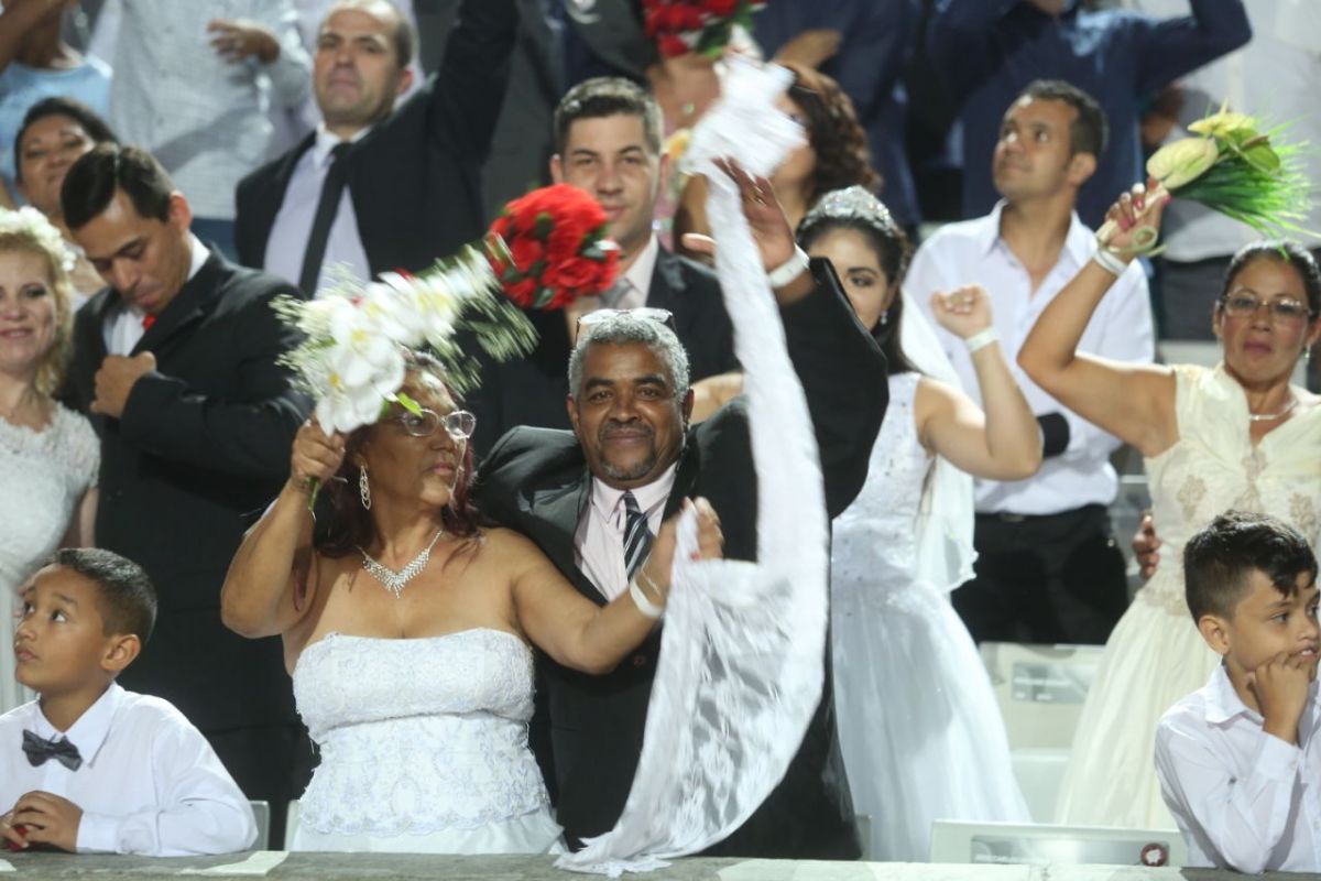 Arena da Baixada foi o local de 1,7 mil casamentos nesta sexta-feira. Foto: Lineu Filho