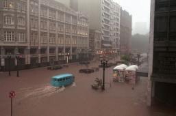 Rua XV ficou inundada em 1999, considerada a maior enchente dos últimos anos. Foto: Arquivo Gazeta do Povo