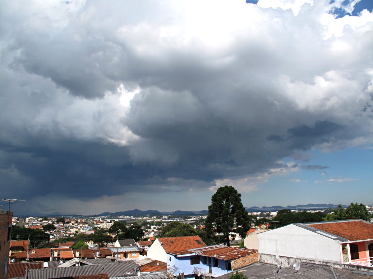 Chuva fez temperatura cair rapidamente em Curitiba. Foto: Aniele Nascimento