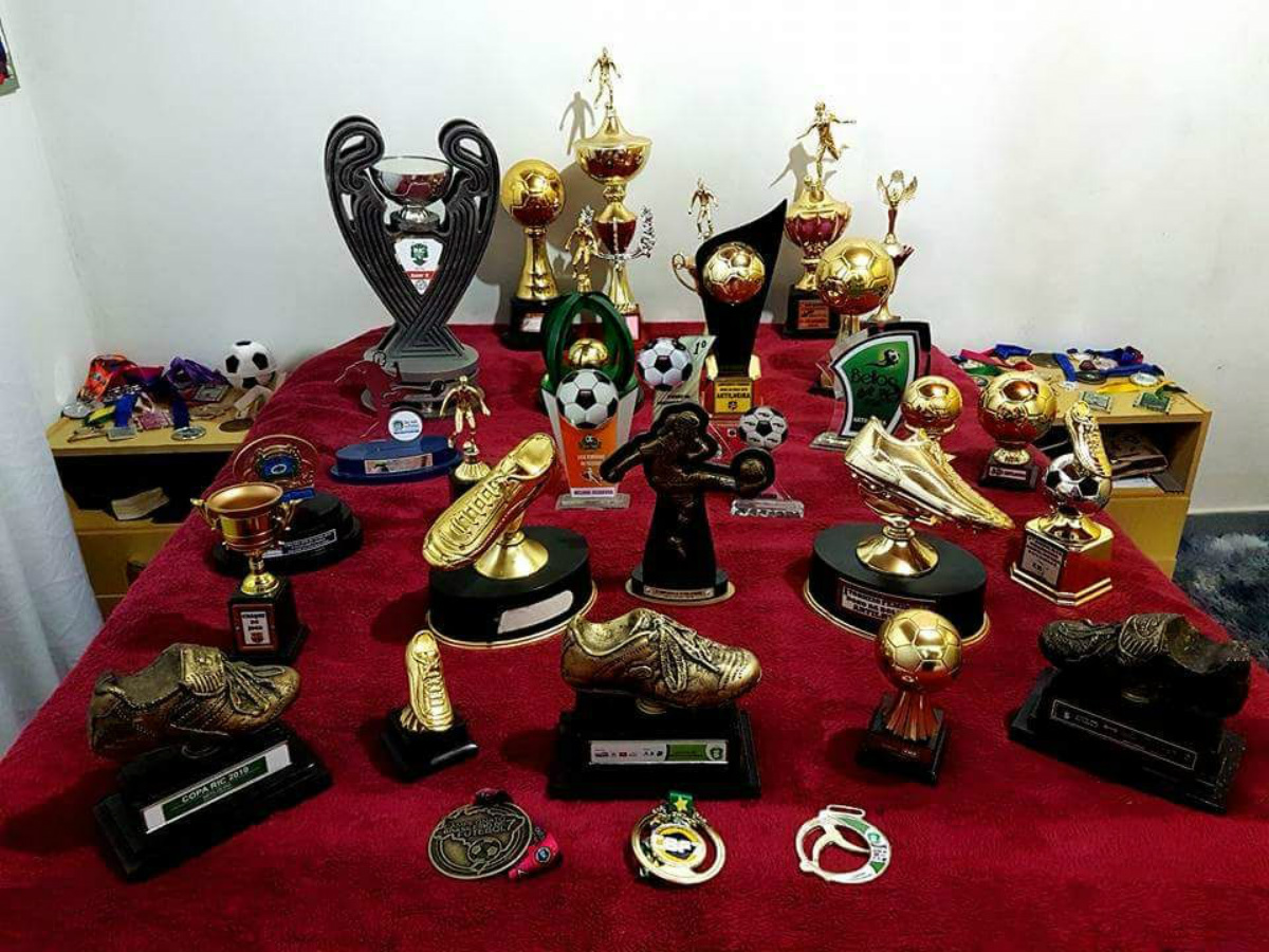 Coleção de prêmios e troféus de Dani Beck. Foto: Arquivo Pessoal