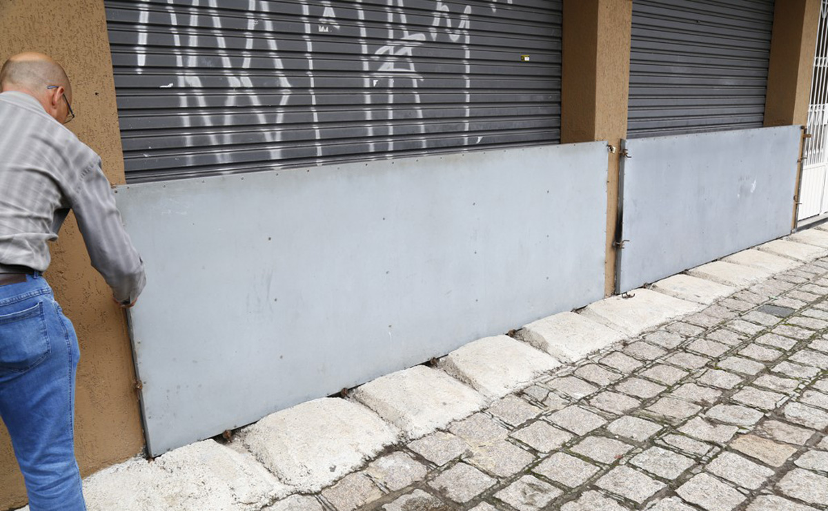 Barreira para tentar conter água em comércio da Rua Almirante Gonçalves: há quase 20 anos endereço sofre com enchentes. Foto: Aniele Nascimento