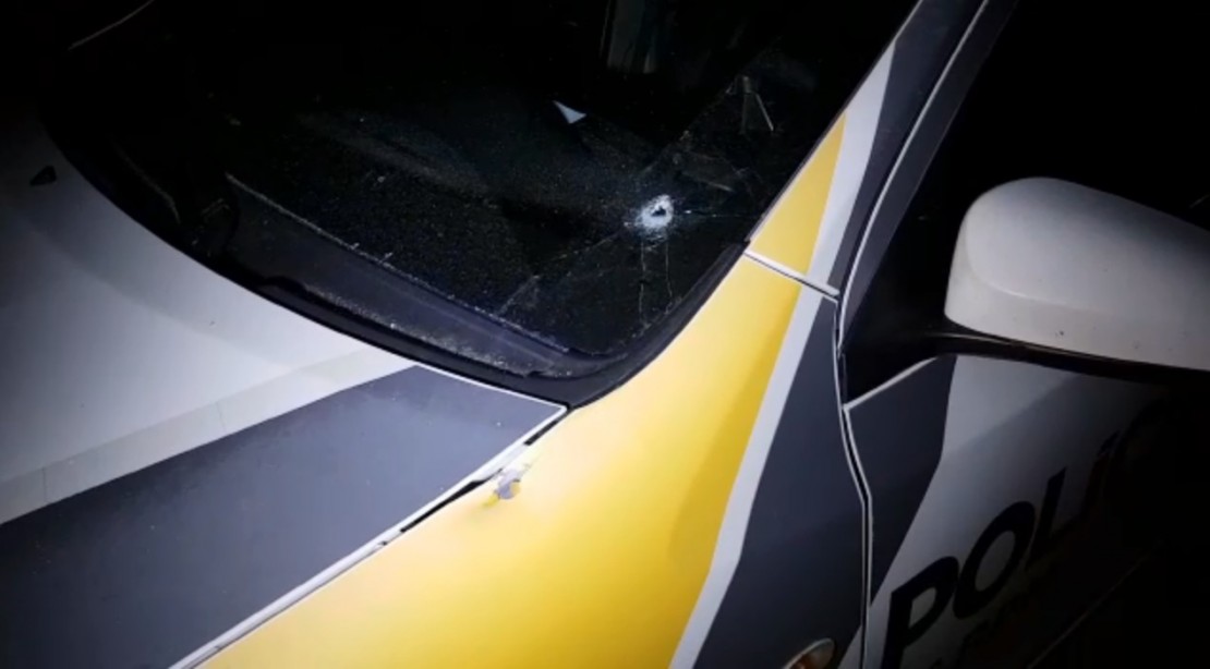 Dois tiros acertaram a viatura, mas os policiais não se machucaram. Foto: Colaboração/João Frigério/Plantão 190.